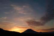 羊蹄山と朝焼け雲　撮影地：蘭越町湯の里（ニセコパノラマライン）