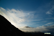 早朝の空〜雲に包まれるアンヌプリ　撮影地：岩犬プリ中腹