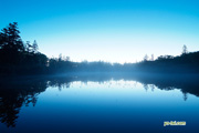 夜明け前の神仙沼と水面の金星　撮影地：共和町神仙沼