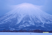 日の出前の羊蹄山　撮影地：京極町更進