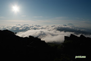 朝の太陽と雲海に浮かぶ羊蹄山　撮影地：目国内岳
