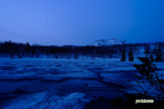 残雪の神仙沼と月　撮影地：共和町神仙沼