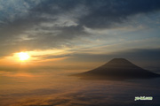 朝陽・雲海・羊蹄山　撮影地：ニセコアンヌプリ山頂