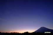 月・金星・羊蹄山　撮影地：京極町更進