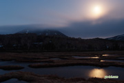 月と湿原　撮影地：共和町神仙沼