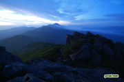日の出前〜羊蹄山・ニセコ連峰　撮影地：目国内岳山頂