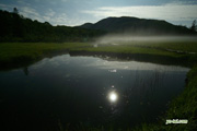 神仙沼湿原〜池塘に映える月 撮影地：共和町神仙沼