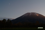 夕刻の羊蹄山と月　撮影地：倶知安町巽
