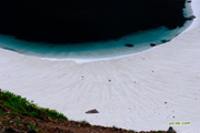 羊蹄山大火口（父釜）の残雪と束の間の池　撮影地：羊蹄山
