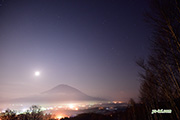 月夜の羊蹄山（さそり座・土星）　撮影地：倶知安町旭ヶ丘スキー場