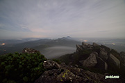 月明かりの山頂部とニセコ連峰〜羊蹄山　撮影地：目国内岳