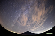 ペルセウス群の流星　撮影地：京極町更進